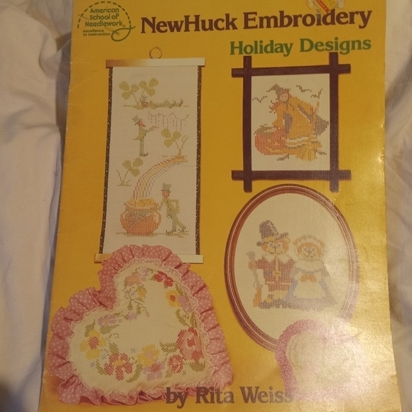 NewHuck Embroidery Holiday Designs Halloween Thanksgiving Christmas Easter - Picture 1 of 2
